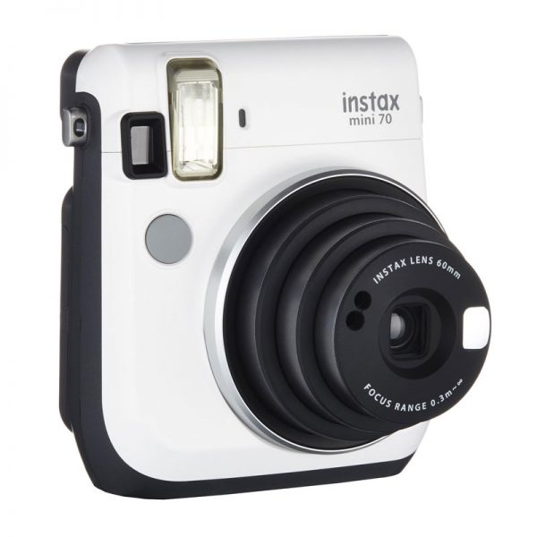 De Fuji Instax Mini 70 is een instant camera met moderne Je kijkt door de op de ontspanknop er rolt direct een foto van 8,6 x 5,4 cm
